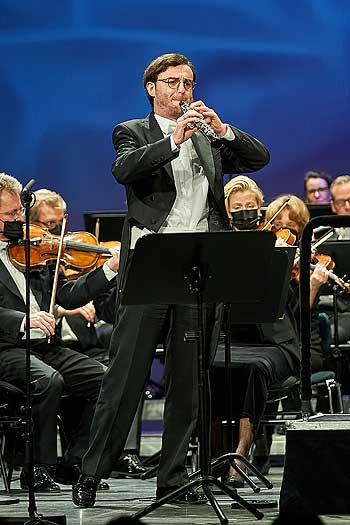 Solooboist Giorgi Gvantseladze beim 26. Advents- Benefizkonzert im Cuvill&eacute;s Theater am 13. Dezember 2021 (&copy;Foto: Jens Hartmann/BMW )